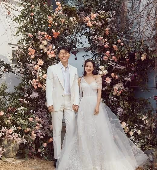 偶像劇照進現實!玄彬孫藝珍婚紗照曝光,網友稱讚有夫妻相