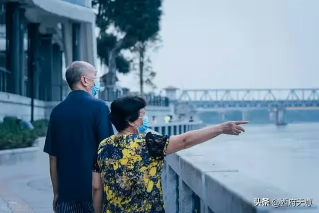 老人該不該把存款交給子女？這位老人的做法聰明又有效
