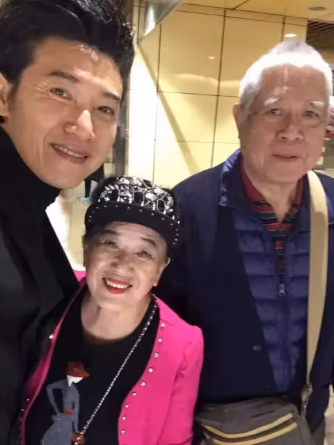 視力剩0.1!陳鴻身體壞了了「1天吞6顆止痛藥」苦撐 近況曝光「54歲樂當職業媽寶」嘆:以前不知拼什麼