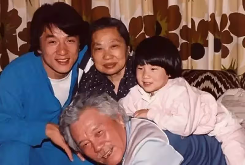 成龍同母異父的姐姐：早年被生母拋棄，如今住成龍買的澳洲豪宅，為成龍母親養老送終