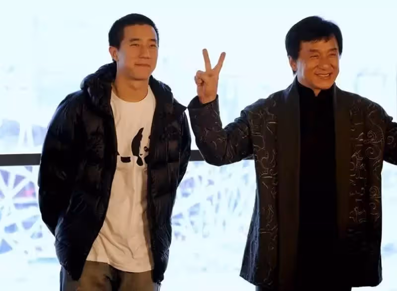 成龍同母異父的姐姐：早年被生母拋棄，如今住成龍買的澳洲豪宅，為成龍母親養老送終