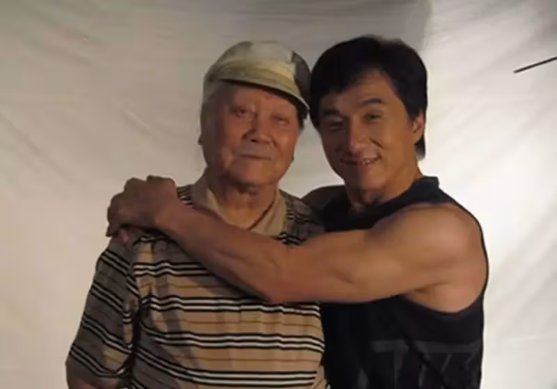 成龍同母異父的姐姐：早年被生母拋棄，如今住成龍買的澳洲豪宅，為成龍母親養老送終