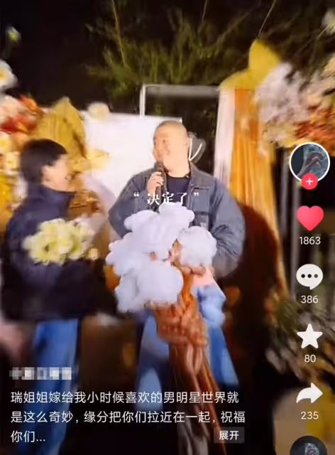 知名童星郝劭文求婚現場曝光,單膝跪地送上鑽戒,女方長相清秀