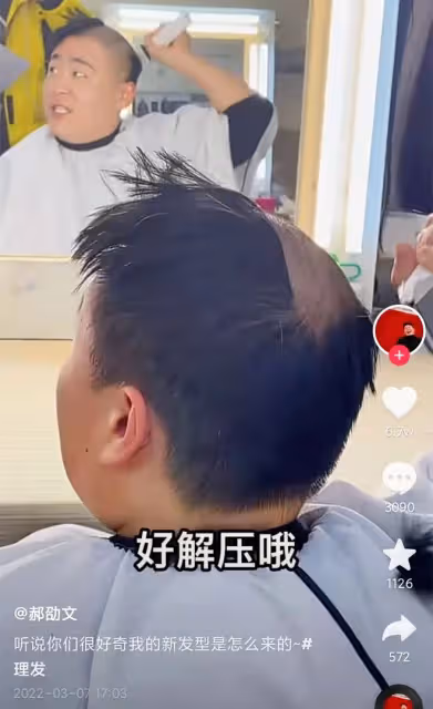 知名童星郝劭文求婚現場曝光,單膝跪地送上鑽戒,女方長相清秀