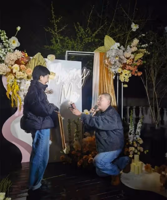 知名童星郝劭文求婚現場曝光,單膝跪地送上鑽戒,女方長相清秀