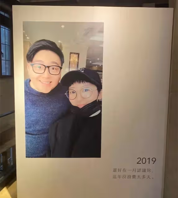 知名童星郝劭文求婚現場曝光,單膝跪地送上鑽戒,女方長相清秀
