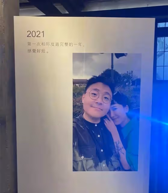 知名童星郝劭文求婚現場曝光，單膝跪地送上鑽戒，女方長相清秀
