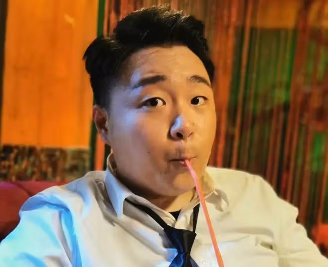 知名童星郝劭文求婚現場曝光，單膝跪地送上鑽戒，女方長相清秀