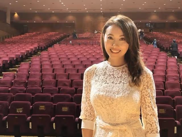 突發!香港知名女星發文炮轟富三代父子是人渣,疑被兩人同時包養