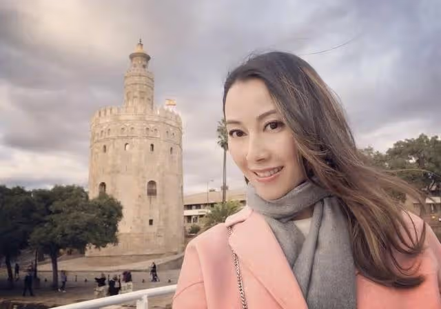 突發!香港知名女星發文炮轟富三代父子是人渣,疑被兩人同時包養