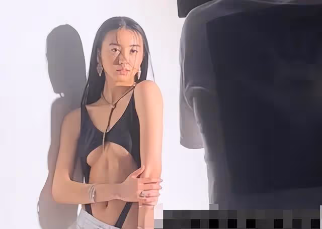 木村拓哉19歲女兒拍性感大片,穿背心秀腹肌,事業線亮眼