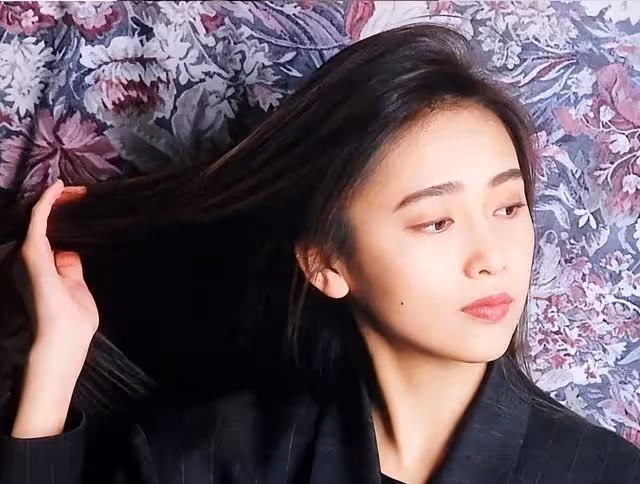 木村拓哉19歲女兒拍性感大片,穿背心秀腹肌,事業線亮眼