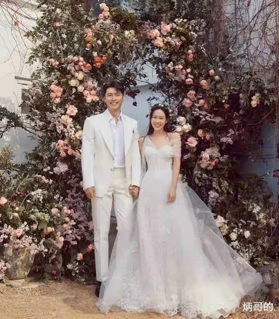 玄彬孫藝珍大婚現場曝光，女方穿婚紗仙氣飄飄，男方眼神愛意滿滿