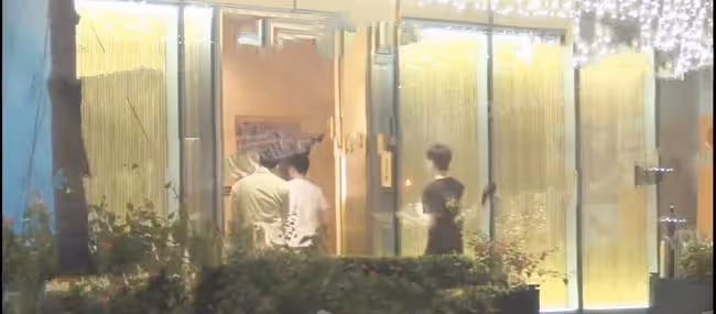 33歲男星戀情曝光！與神秘女子連續兩晚見面，當街牽手摟抱太親密