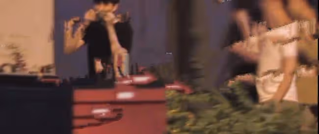 33歲男星戀情曝光！與神秘女子連續兩晚見面，當街牽手摟抱太親密
