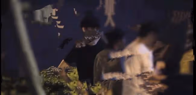 33歲男星戀情曝光！與神秘女子連續兩晚見面，當街牽手摟抱太親密