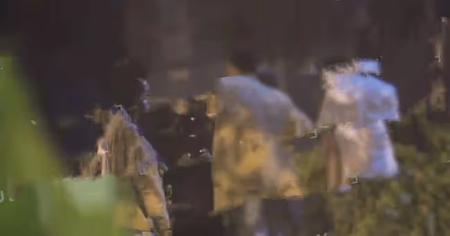 33歲男星戀情曝光！與神秘女子連續兩晚見面，當街牽手摟抱太親密