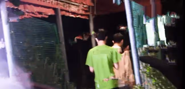 33歲男星戀情曝光！與神秘女子連續兩晚見面，當街牽手摟抱太親密