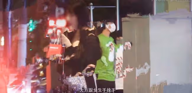 33歲男星戀情曝光！與神秘女子連續兩晚見面，當街牽手摟抱太親密