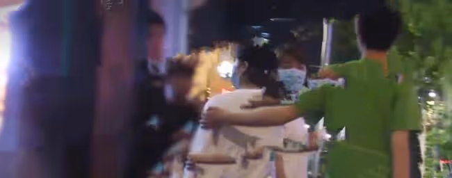 33歲男星戀情曝光！與神秘女子連續兩晚見面，當街牽手摟抱太親密