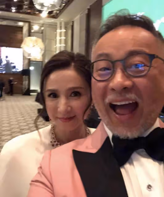 60歲歌神老了！張學友與港姐同框模樣滄桑，看不出比曾志偉小8歲