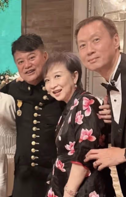 60歲歌神老了！張學友與港姐同框模樣滄桑，看不出比曾志偉小8歲