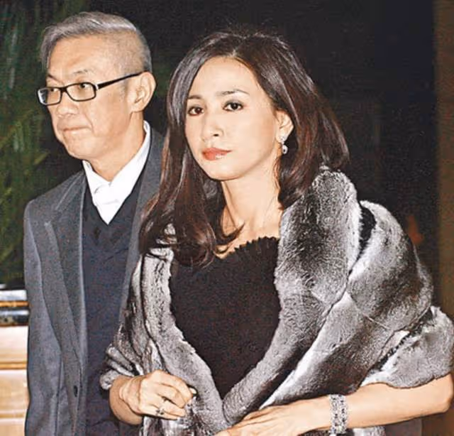 60歲歌神老了！張學友與港姐同框模樣滄桑，看不出比曾志偉小8歲
