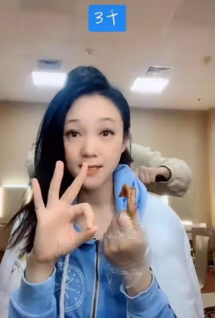 周群：與郭德綱傳緋聞，被大張偉調侃打美容針，老公身份至今是謎