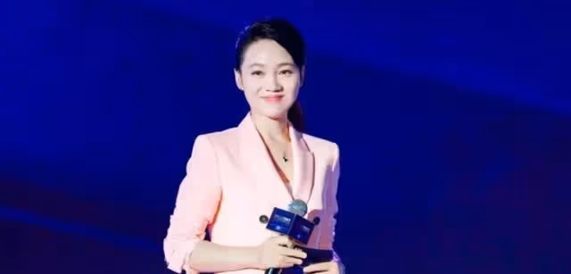 周群：與郭德綱傳緋聞，被大張偉調侃打美容針，老公身份至今是謎