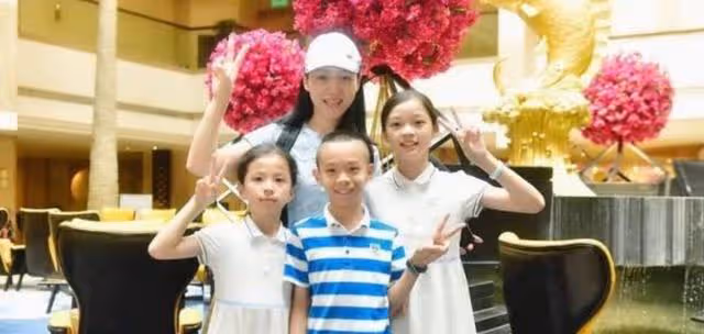 周群：與郭德綱傳緋聞，被大張偉調侃打美容針，老公身份至今是謎