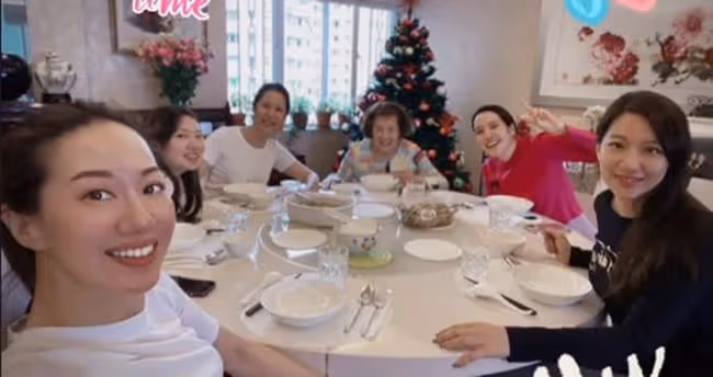甄子丹妻子罕曬四代同堂合影，92歲外婆精神好，一家六口長相相似