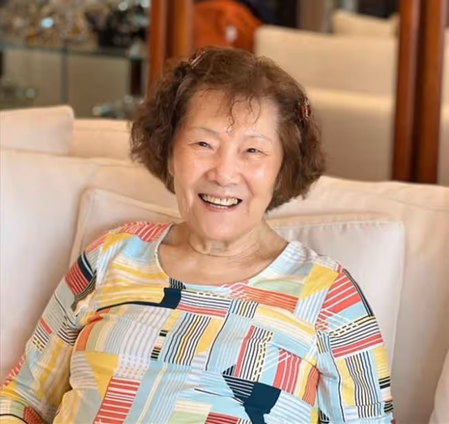 甄子丹妻子罕曬四代同堂合影，92歲外婆精神好，一家六口長相相似