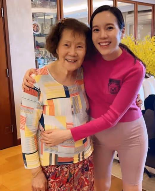 甄子丹妻子罕曬四代同堂合影，92歲外婆精神好，一家六口長相相似
