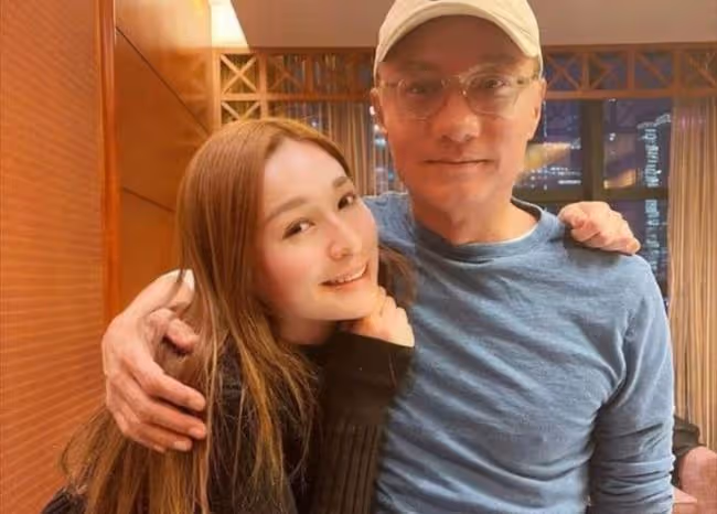 林俊賢父女罕同框，牽手跳舞互動有愛，26歲女兒身高1米8長腿矚目