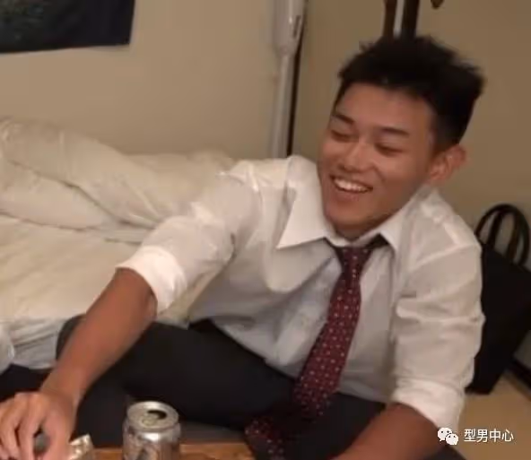帥氣肌肉男「下海」掙外快，吸引女演員主動合作，一個月狂拍60部...