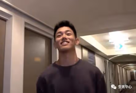 帥氣肌肉男「下海」掙外快，吸引女演員主動合作，一個月狂拍60部...