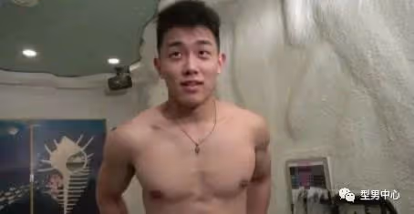 帥氣肌肉男「下海」掙外快，吸引女演員主動合作，一個月狂拍60部...