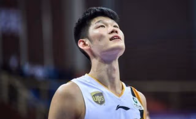 男籃新星胡金秋，被視為易建聯接班人，年僅22歲就結婚生活美滿