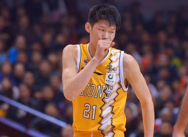 男籃新星胡金秋，被視為易建聯接班人，年僅22歲就結婚生活美滿