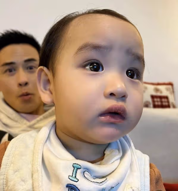 鄭嘉穎為養家打消息影念頭，曬小兒子近照，顏值高被贊像洋娃娃
