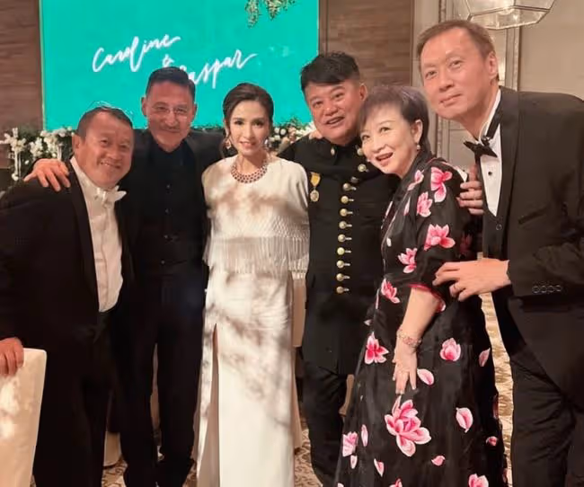 眾星盛裝出席婚宴，張學友與乾妹妹同框心情好，陳百祥夫婦秀恩愛
