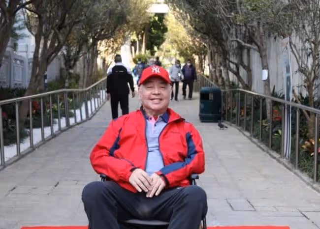 知名歌手張偉文病痛纏身，經紀人承諾照顧一生，親生兒子從未露面