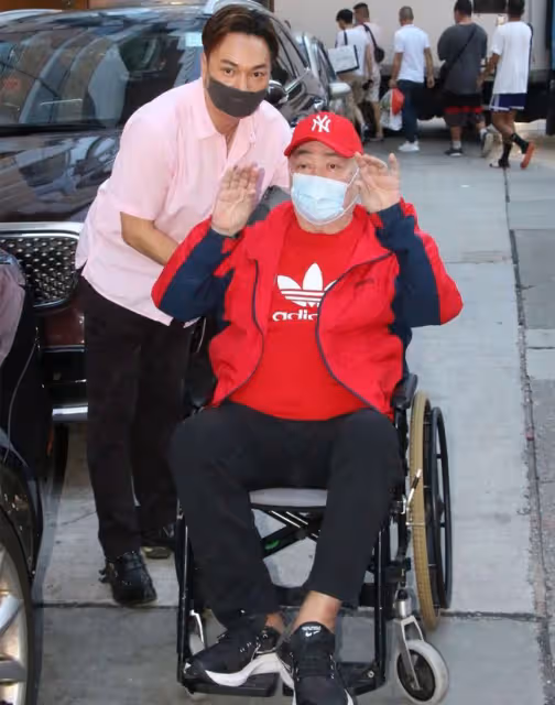知名歌手張偉文病痛纏身，經紀人承諾照顧一生，親生兒子從未露面