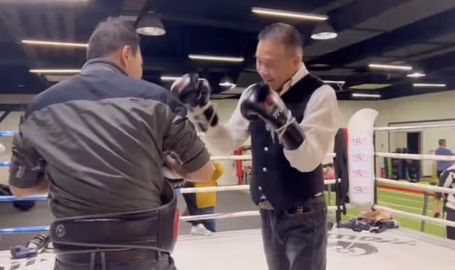 64歲萬梓良為新戲練拳，出拳無力腳步不穩像醉酒，曾自曝疾病纏身