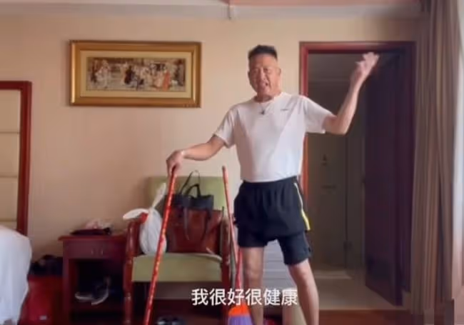 64歲萬梓良為新戲練拳，出拳無力腳步不穩像醉酒，曾自曝疾病纏身