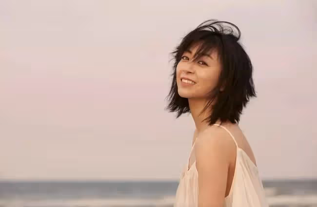 16歲女孩打敗王菲，成為亞洲最賺錢藝人：她一開口，就成了神話