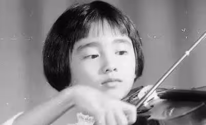 他年幼時便已家喻戶曉，娶妻之後卻極其不幸，最終以自殺結束一生