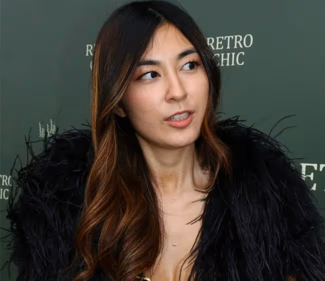 鄧梓峰長女兼職當模特，美貌出眾身材好，名校畢業無意進娛樂圈