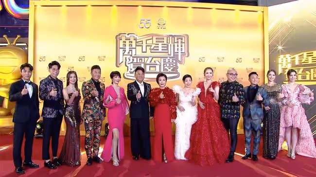 鄧梓峰長女兼職當模特，美貌出眾身材好，名校畢業無意進娛樂圈
