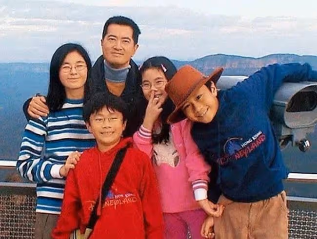 鄧梓峰長女兼職當模特，美貌出眾身材好，名校畢業無意進娛樂圈
